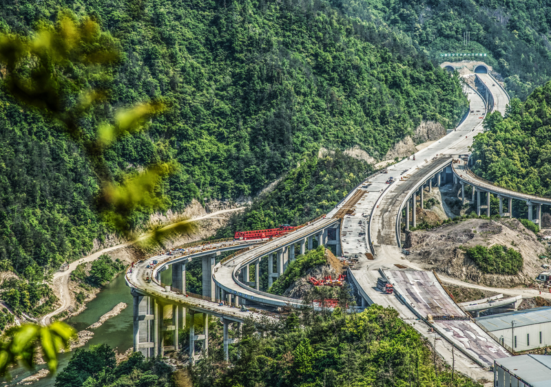 办公室主任周险峰说,杭绍台高速公路开通后,将进一步完善磐安交通体系