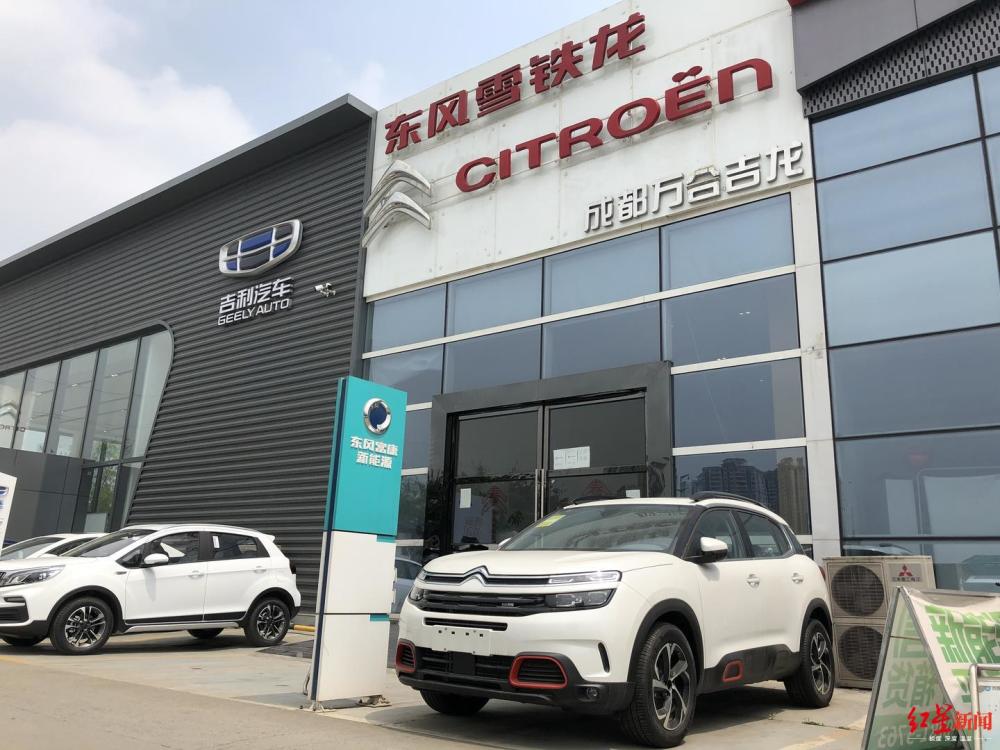 车辆配置和价格的疑问,成都万合吉龙汽车销售公司一位经理告诉记者