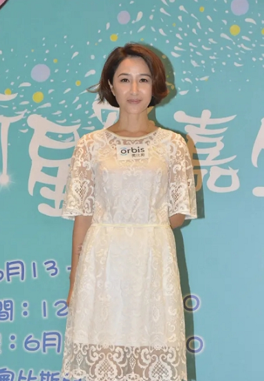 被关咏荷惊艳了,穿绿色连衣裙配手推波短发,一般人很难hold住