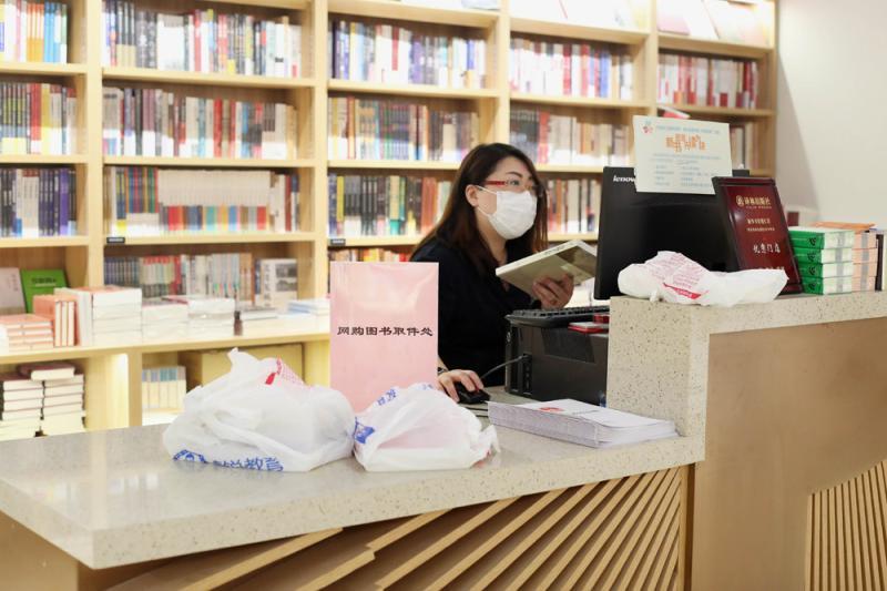 收银台边还为网购图书取件腾出空间.