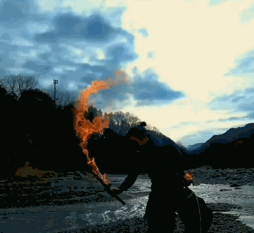 《鬼灭之刃》中炭治郎不仅有着水之呼吸,还领略了火之神神乐,火刀一出