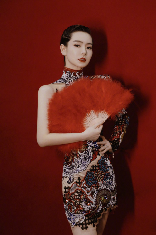 戚薇把龙纹"画在"身上,纤瘦身姿婀娜迷人,哪像快奔四的人