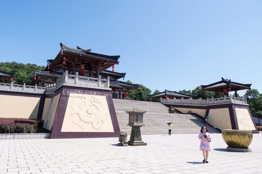 我国首个影视基地,被誉为"东方好莱坞",现是著名国家5a级景区