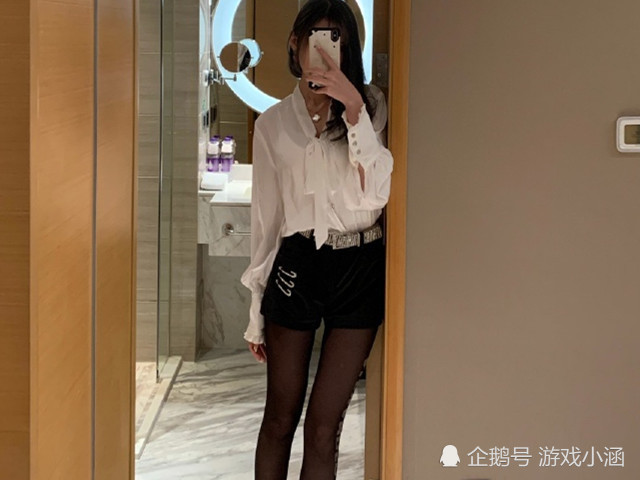 腐团儿罕见晒出全身照,却被质疑打擦边球,全身上下只有一件毛衣?