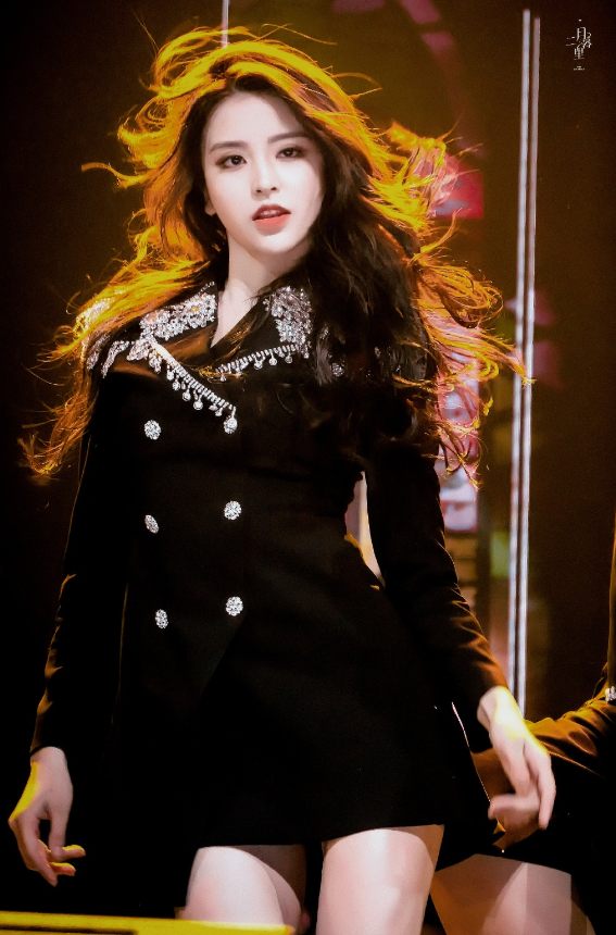 青春有你221岁金子涵才貌兼备曾参加选美及与斯琴高娃合作拍戏