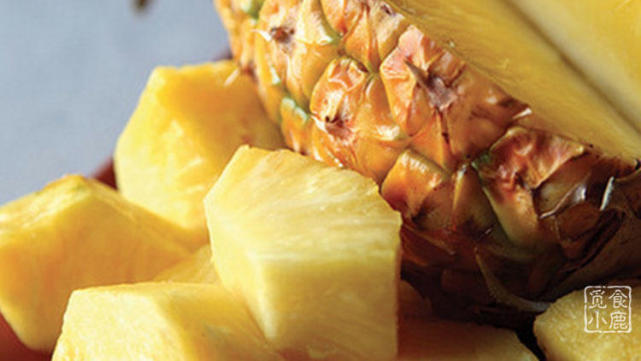 时候被爸妈带着去赶集的时候,都会买上一只菠萝吧,春天闻着菠萝的味道