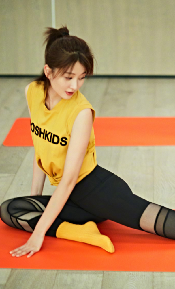 乔欣练瑜伽被抓拍,穿"香蕉黄皮袜"踮脚尖那刻,这腿长谁不羡慕