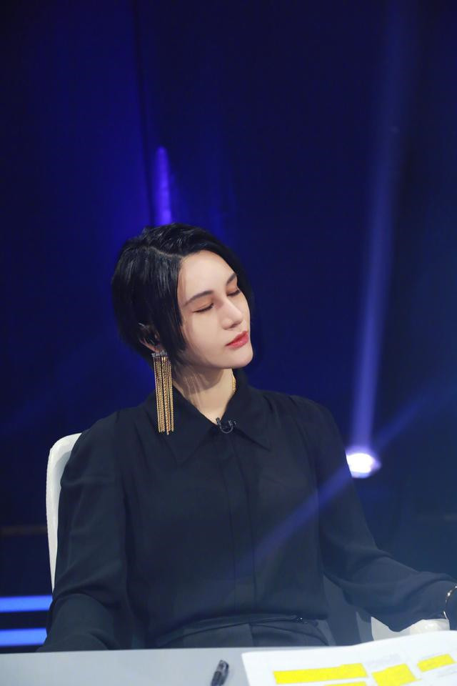 尚雯婕工作室回应,谭维维旧歌被扒出,歌词有深意,网友:瓜好大