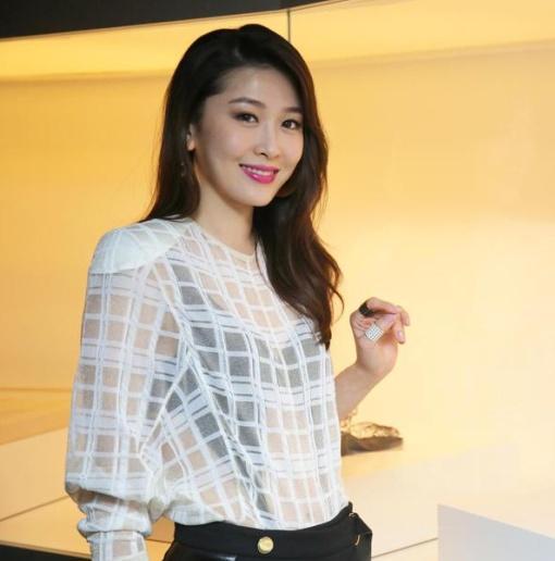 周丽淇晒半身照依旧被嘲讽有瑕疵的婚姻终究不被祝福