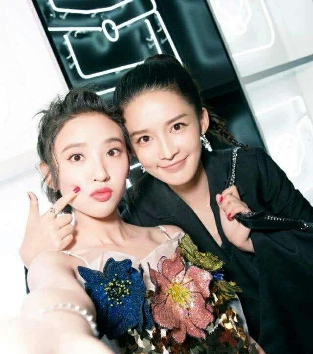 李沁公开挽手张若昀后立马又放下,引发争议,女方与唐艺昕是闺蜜