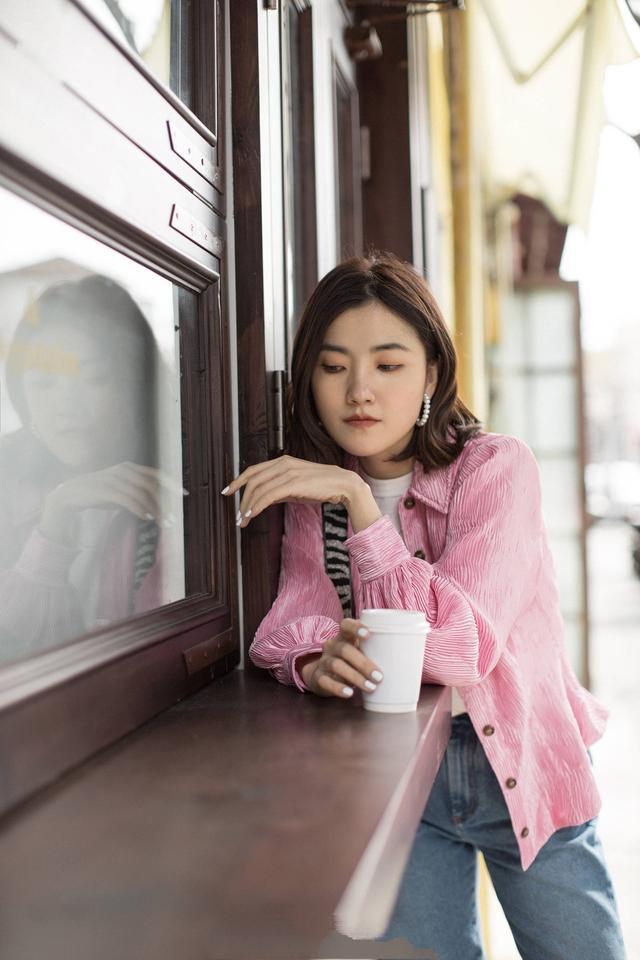 初夏慵懒风造型,如何打造?随意又时髦,不经意间让人眼前一亮