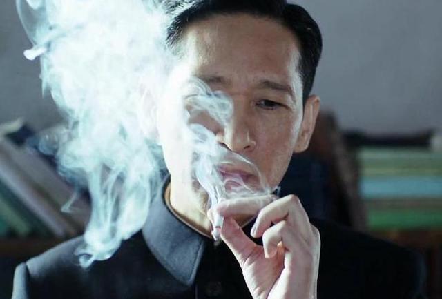 他名气年龄都不算大却被称老戏骨演这部剧频繁抽烟潇洒抢镜
