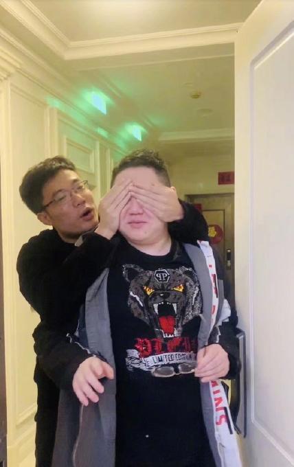 电竞大饭堂大司马给pdd过生日那个男人惊现pdd生日会