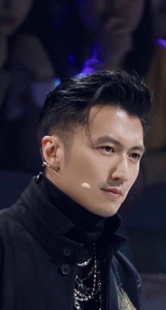 谢霆王者回归!新综一身黑帅到霸屏,40岁秒杀当红小鲜肉大绝杀