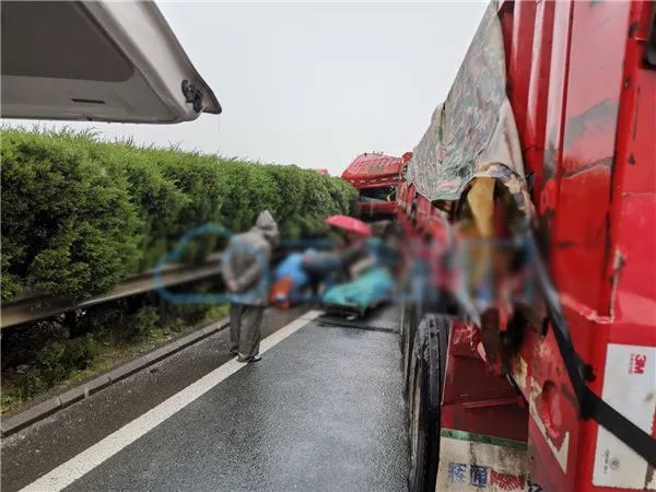 高警和救護車於11:33到達現場施救發生多車相撞事故二廣高速荊門五里