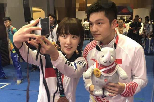 前段时间,樊振东和花样滑冰美女李子君互动频繁,或许已经心有所属.