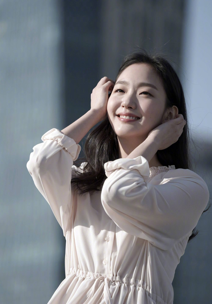 单眼皮女孩也能可爱美丽鬼怪新娘金高银白裙卷发造型超仙