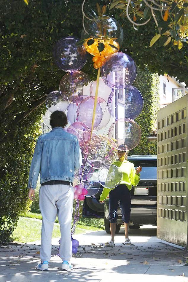 林允的卫衣 杨幂的筷子腿 还有怎么都宅不住的欧美明星海报街拍 腾讯新闻