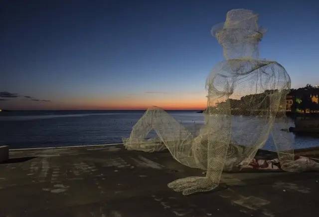 铁丝网独特的视觉穿透性,使得艺术品若隐若现于海天相交中.