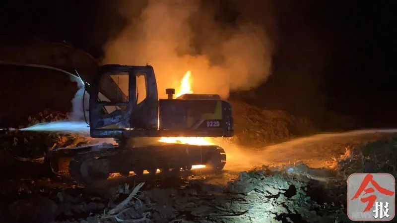 记者从现场群众拍摄的视频看见,一辆挖掘机着火,除了挖掘臂,整辆车被