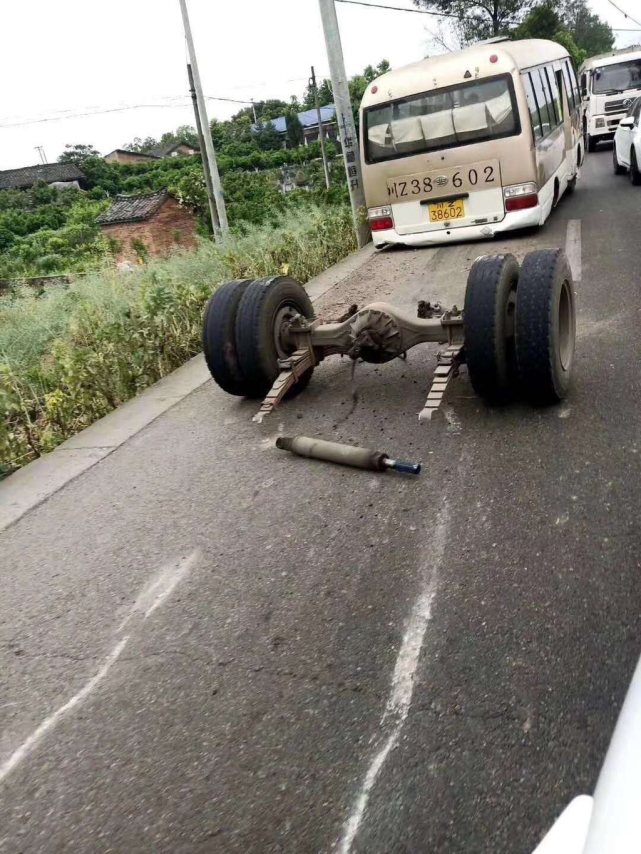 眉山一农村客运公交车后轮跑掉了图片刷爆网络