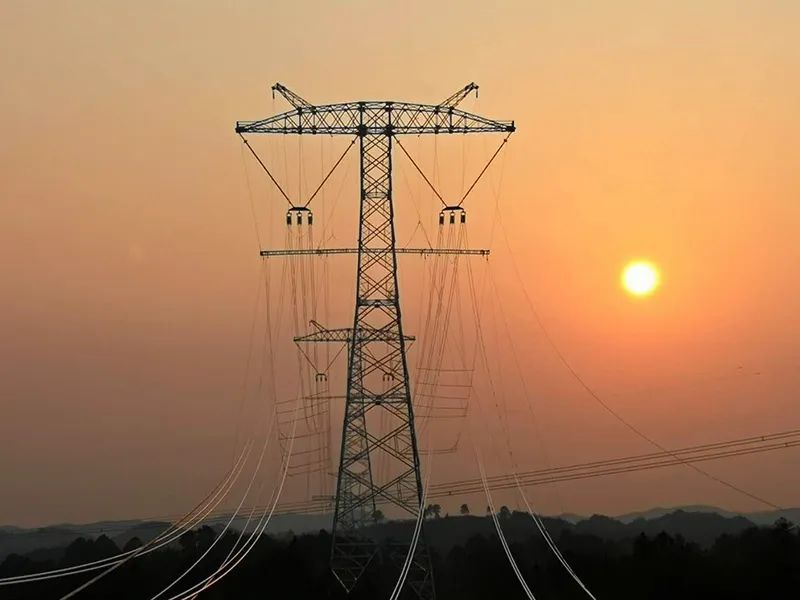 雅中-江西特高压直流工程完成首段架线施工