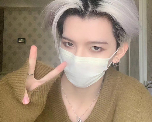 七鹤大人热度消失后为吸引粉丝挑战女装看着很像是艾比