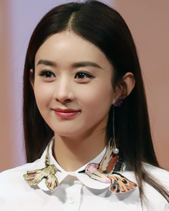 赵丽颖一向都是黑长直造型,当她将头发染白色后,网友:沦陷了!