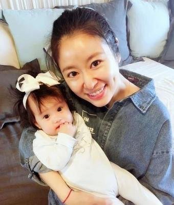 霍建华女儿才3岁就会享受了,小手悄悄伸向林心如的咖啡,想偷喝