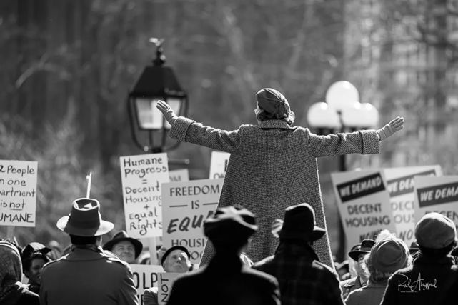 只因为他在阅读原作时即被主人公莱昂纳尔·艾斯罗格深深地吸引住