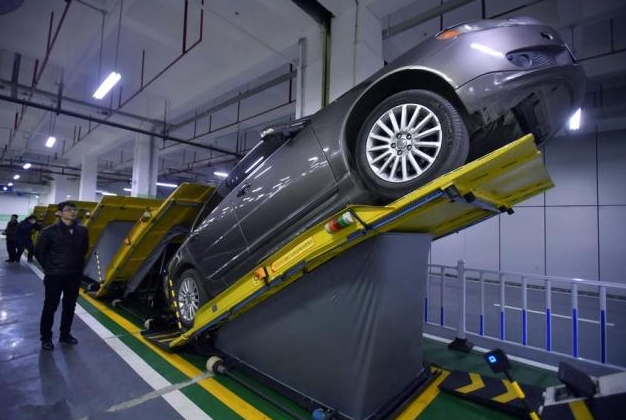 新型停车库建设完毕,号称能解决停车难,网友:设计师脑子呢?