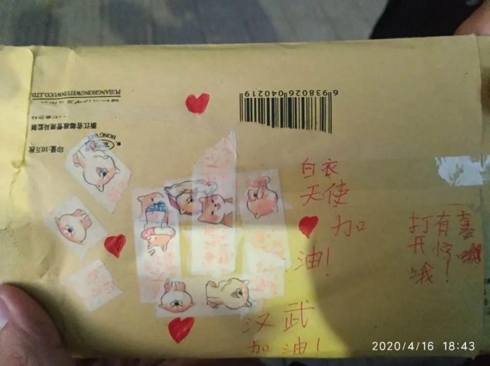 小女孩为龙文执勤城管蜀黍送上爱心口罩