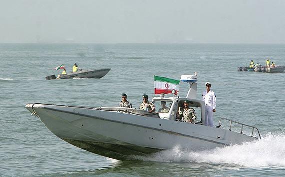 中东再擦火花,美军舰遭伊朗11艘船只包围,白宫:不可原谅