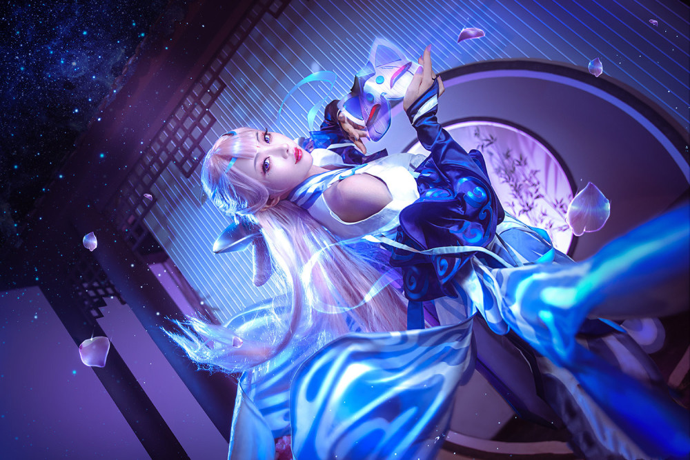 第二组是由coser"走路摇zly"扮演的貂蝉作品(猫舞幻影皮肤)首先我们