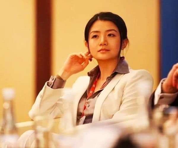 她是中国最美女富豪,追随马云9年至今未嫁,身价百亿豪车无数
