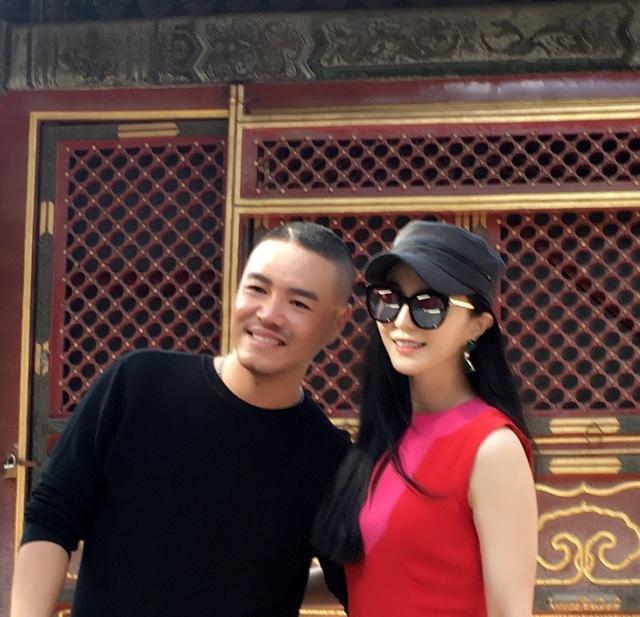 不知这位化妆师张帅婚否,其实他和范冰冰的友谊真心超越了世俗,就算