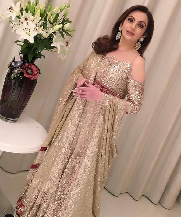 印度首富夫人真敢穿!56岁樱花粉裙镶满钻石,鞋子从不穿第二次