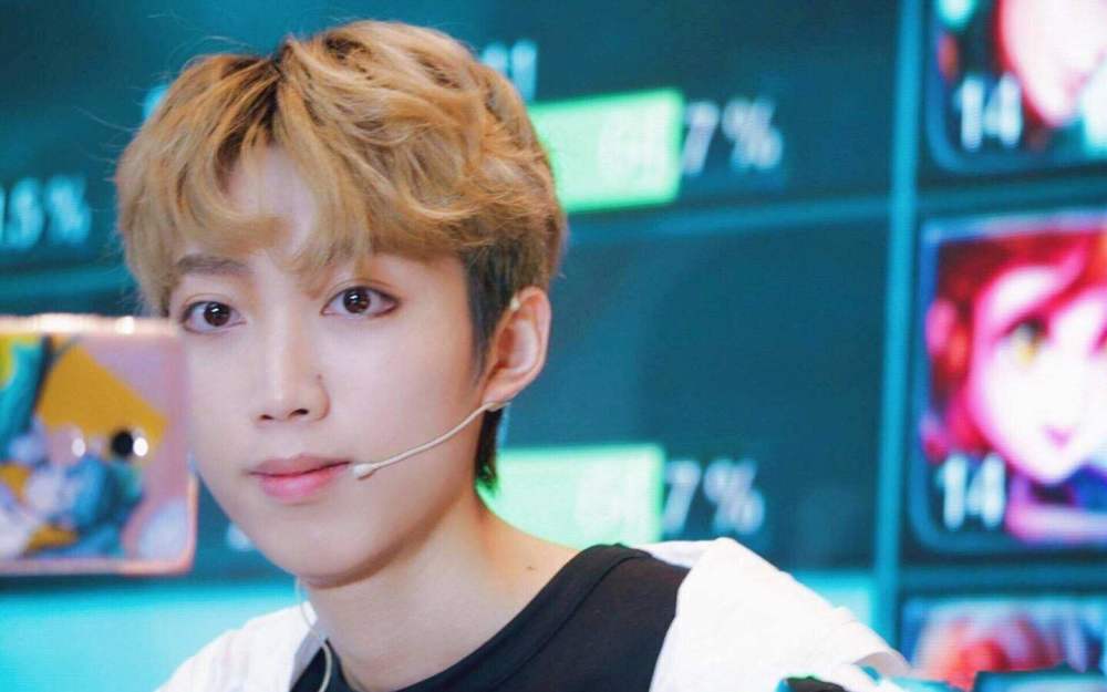 在刚开局的时候,整场对局比较和谐,孤影玩的是射手,他和中单沈梦溪