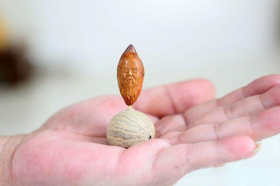 本文我们来为大家介绍一位微雕艺术家,他就是来自云南的冉隆泉大师.