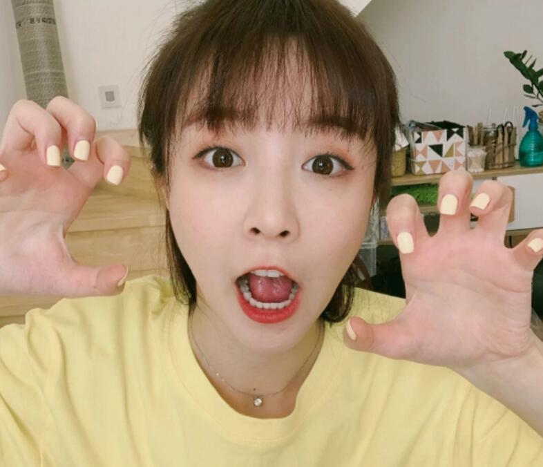 莉哥复播迹象明显又发布一组最新照片独特角度能看到脚底板