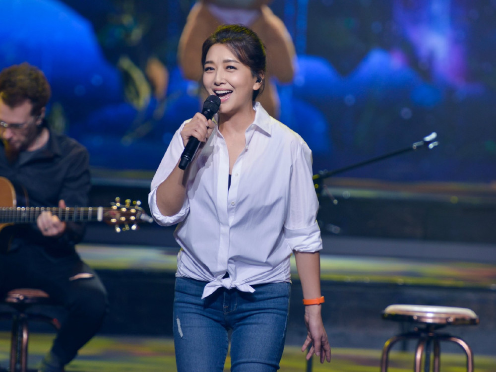 江珊也不服老,印花长裙v领仅靠薄纱遮,52岁身材肉感十足