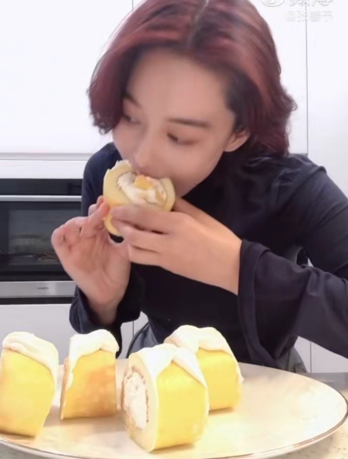 张馨予|馋猫张馨予，满满一盘8个黄豆粉糍粑，全都被吃光了，不禁感叹：好软糯