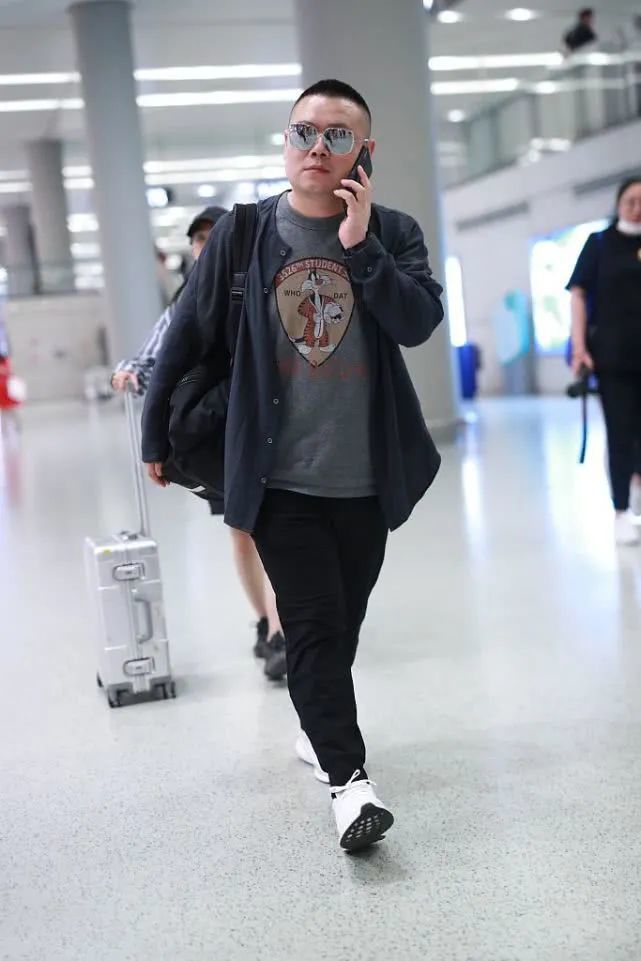 岳云鹏拍摄时尚大片这表现力打几分他日常就喜欢这样穿