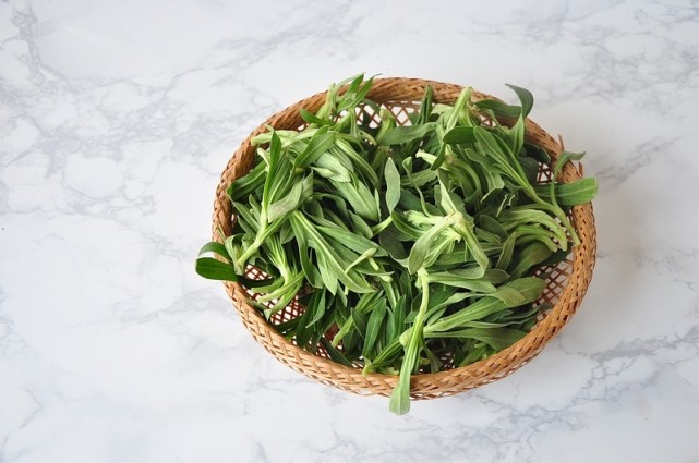 记得几年前的春天的一个周末,去妈妈家吃野菜饺子.