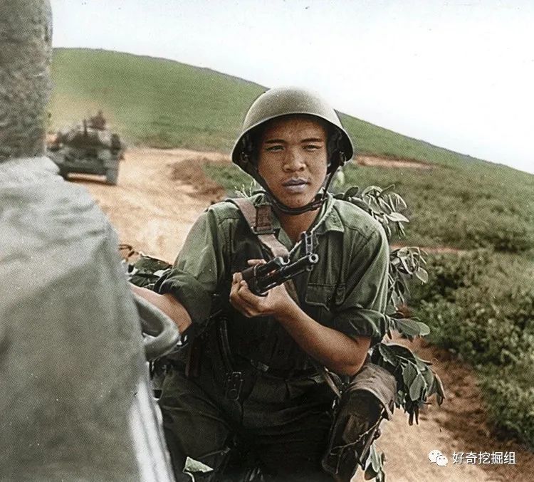 而在越战中,正面战场主力是北越的"越南人民军",单从军装上看,与南方