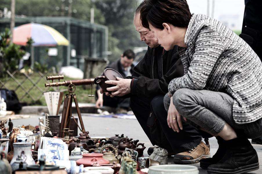 地点在江苏盐城的一家古玩街,当时有个当地的收藏家来到这边的古玩