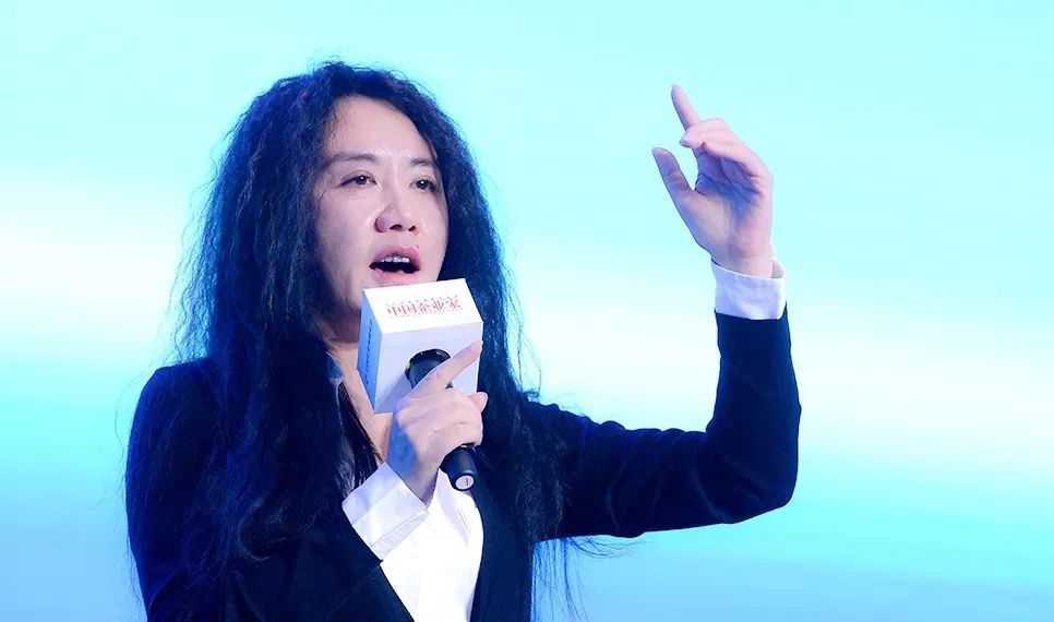 丈夫徐东是她在北京广播学院时的班主任,大一那年的教师节,王潮歌编排