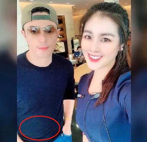 不怕林心如吃醋?霍建华与美貌女服务员合影,喜笑颜开大肚腩抢镜