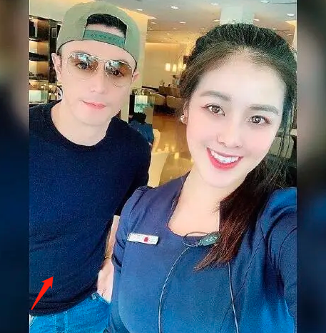 不怕林心如吃醋?霍建华与美貌女服务员合影,喜笑颜开大肚腩抢镜