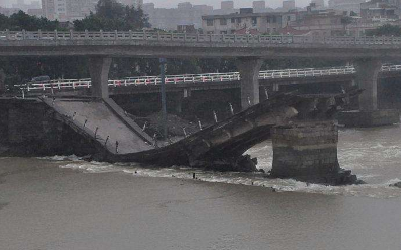 共振能瞬间摧毁一座大桥该原理的破坏力从哪来的